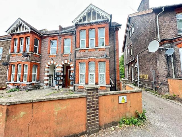 Biscot Road, Luton, Bedfordshire, LU3. 1 bed flat to rent £1,000 pcm £231 pw