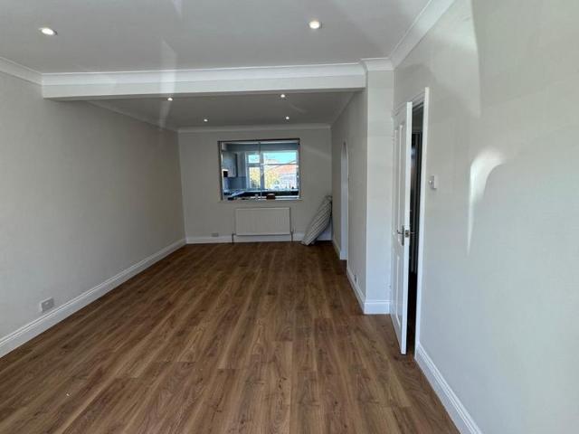 Bishop Ken Road, Harrow HA3 4 bed semi detached house to rent £2,550 pcm £588 pw