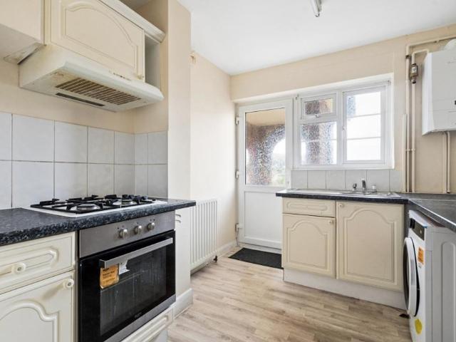 Bishop Ken Road, Harrow Weald. 2 bed flat to rent £1,650 pcm £381 pw