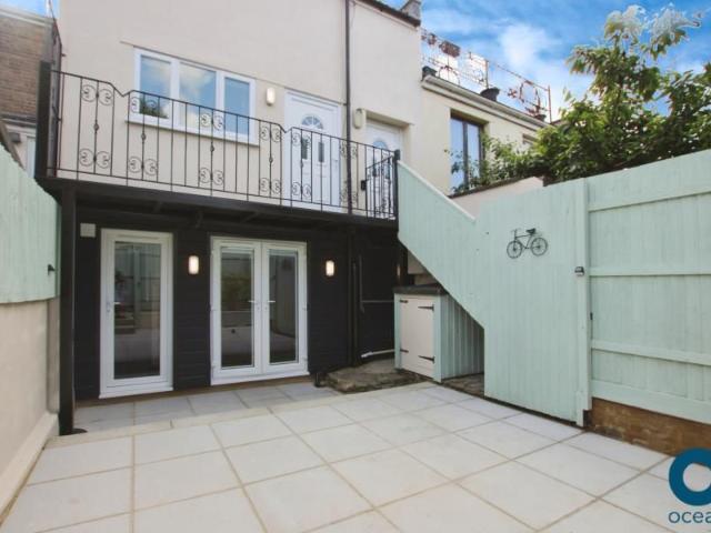 Bishop Lane, Bishopston, Bristol BS7, 2 bed flat to rent, £1,600 pcm | PrimeLocation