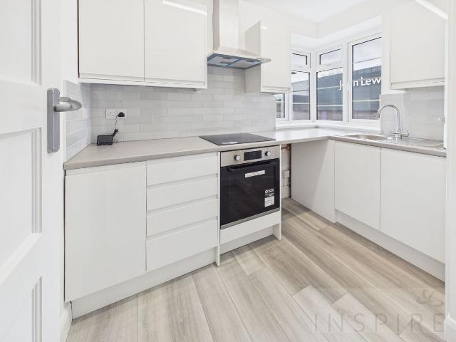 Bishopric Court, Horsham RH12, 2 bed flat to rent, £1,300 pcm | PrimeLocation