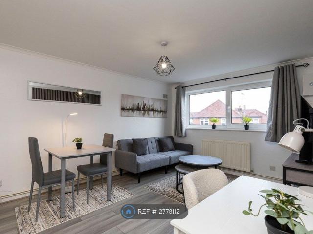 Bishopric, Horsham RH12, 1 bed flat to rent, £2,000 pcm | PrimeLocation