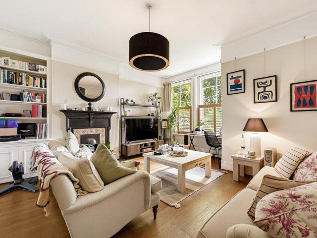 Bishops Mansions, Bishops Park Road. 1 bed apartment to rent £2,500 pcm £577 pw