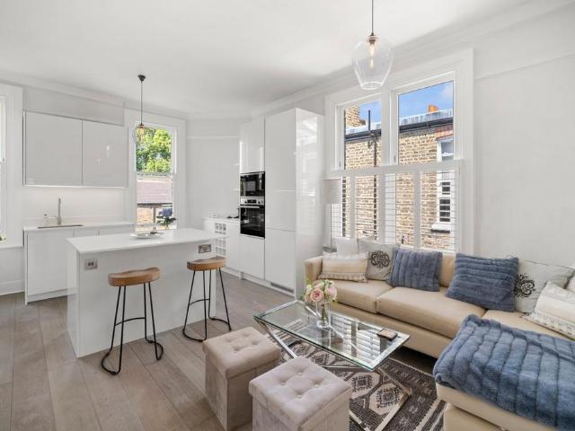 Bishops Mansions, Bishops Park Road. 3 bed apartment to rent £3,500 pcm £808 pw