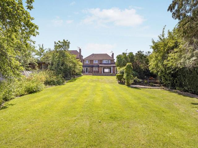 Bishops Avenue, Northwood. 4 bed detached house to rent £4,750 pcm £1,096 pw