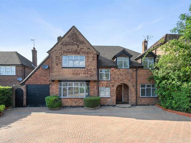 Bishops Avenue, Northwood, Middlesex. 4 bed detached house to rent £4,750 pcm £1,096 pw