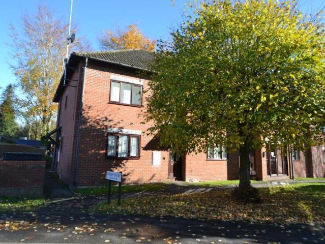 Bishops Court, Andover, SP10 3RX 2 bed ground floor flat to rent £1,050 pcm £242 pw