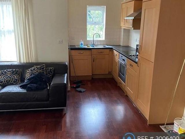 Bishops Drive, Feltham, TW14 2 bed flat to rent £1,800 pcm £415 pw