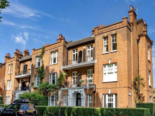 Bishops Park Road, London SW6 3 bed flat to rent £3,500 pcm £808 pw