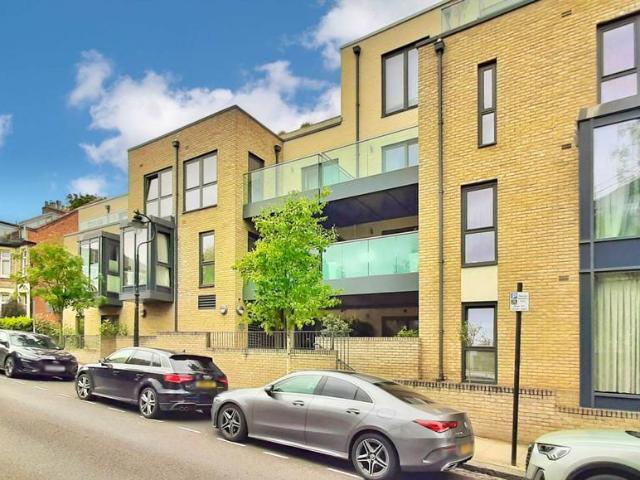 Bishops Road, London N6 2 bed apartment to rent £3,250 pcm £750 pw
