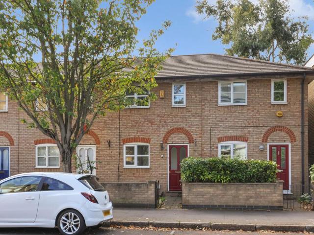 Bishops Way, London, E2 2 bed terraced house to rent £2,600 pcm £600 pw