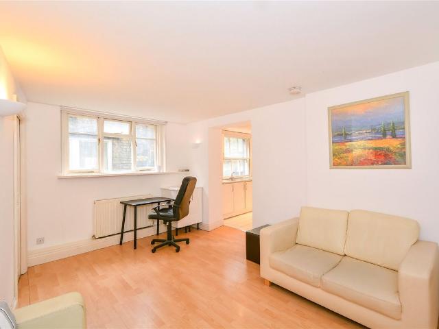 Bishopsgate, Liverpool Street EC2M, 1 bed flat to rent, £2,700 pcm | PrimeLocation
