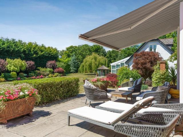 Bishopsgate Road, Englefield Green. 5 bed detached house to rent £8,500 pcm £1,962 pw