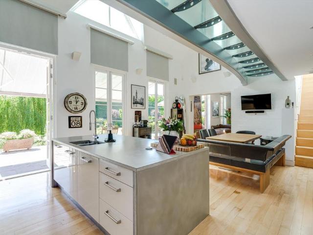 Bishopsgate Road, Englefield Green. 5 bed detached house to rent £8,500 pcm £1,962 pw