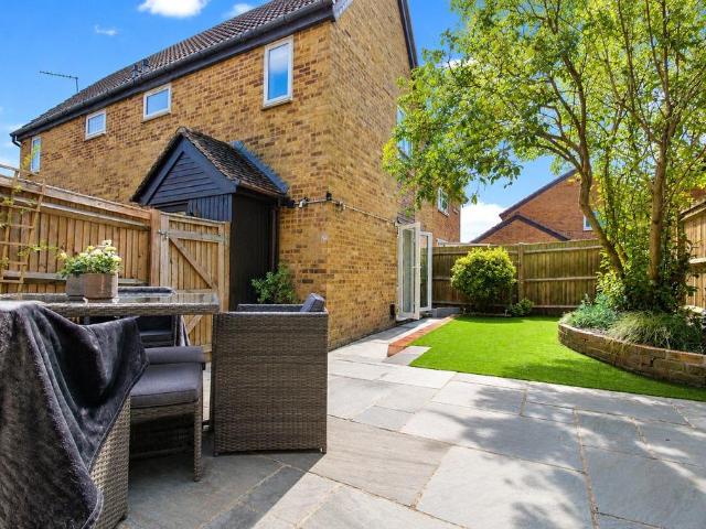 Bitterne Drive, Woking, Surrey, GU21 1 bed house to rent £1,425 pcm £329 pw