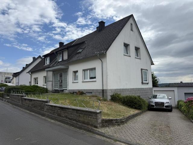 Bitburg Kleverberg  Doppelhaus mit Garten und Garage