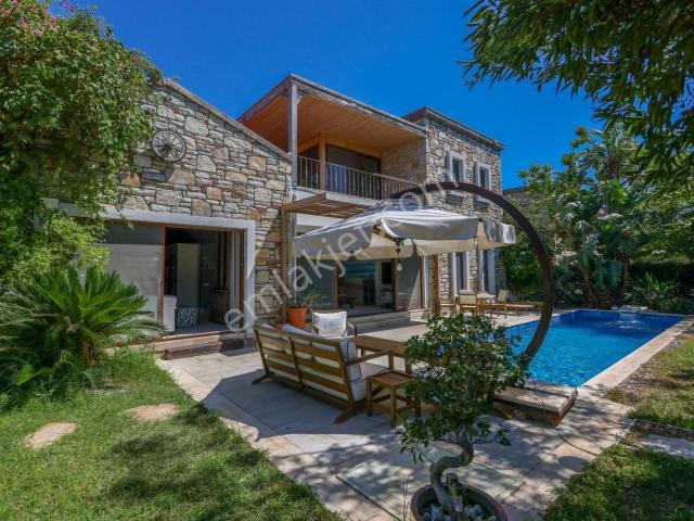 Bitez Köyiçinde Özel Havuzlu Site İçi Müstakil Taş Villa