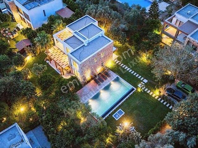 Bitez Köyiçi'nde Satılık Özel Havuzlu, Müstakil Modern Taş Villa