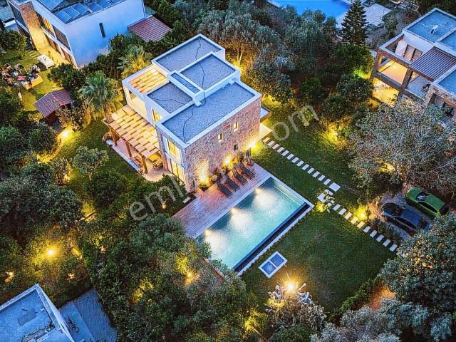 Bitez Köyiçi'nde Satılık Özel Havuzlu, Müstakil Modern Taş Villa