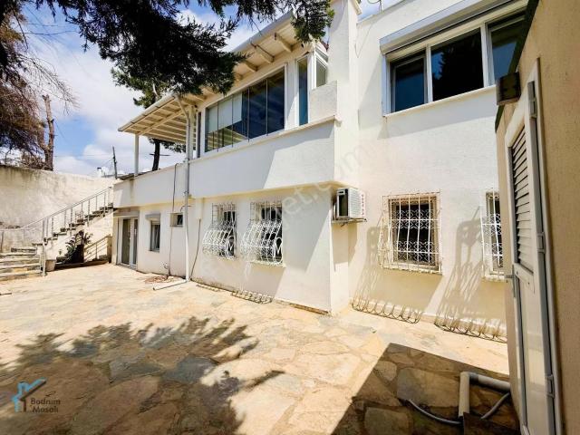 Bitez'de Merkezi Konumda Işık Alan, Geniş Ve Masrafsız 4+1 Villa