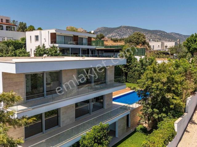 Bitez'de Deniz Manzaralı 6+2 Yıllık Kiralık Tripleks Villa