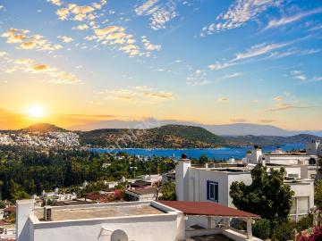 Bitez'de Satılık Müstakil Bahçeli Köşe Başı Villa Mazaralı Ev