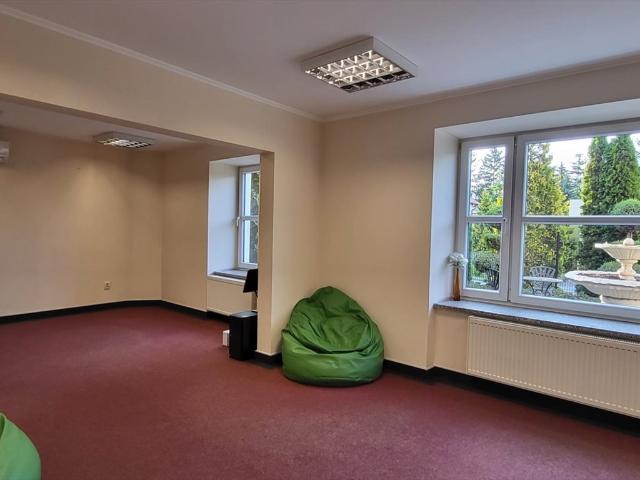 Biuro 40 m2 z poczekalnią i parkingiem w centrum Zduńskiej Woli