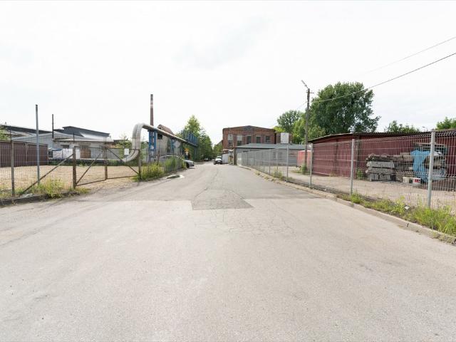 Na sprzedaż funkcjonalny biurowiec z halą 2185 m² w Rozbarku