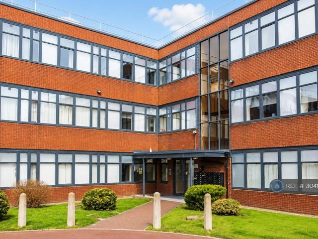 Biwater House, Heywood, OL10 2 bed flat to rent £800 pcm £185 pw