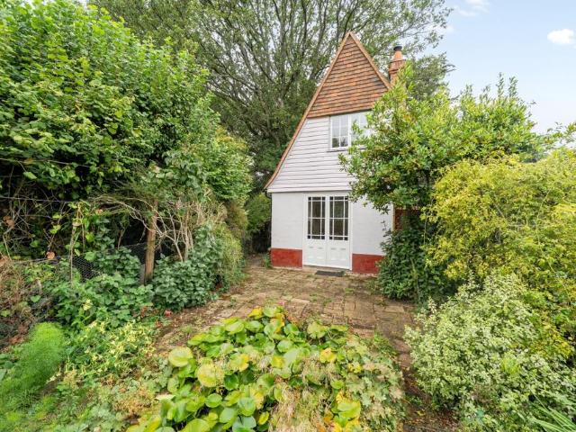 Bix Henley On Thames RG9 1 bed cottage to rent £1,850 pcm £427 pw