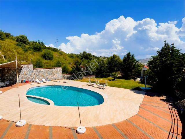 Boğaziçi Adabükü Manzaralı Havuzlu Site İçerisinde Kiralık Daire