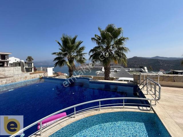 Boğaziçi'nde Deniz Manzaralı Ve Havuzlu 3+1 Müstakil Tripleks