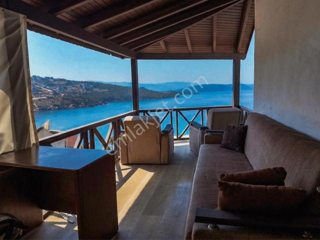 Boğaziçinde Plajlı Sitede Deniz Manzaralı 2+1 Satılık Villa