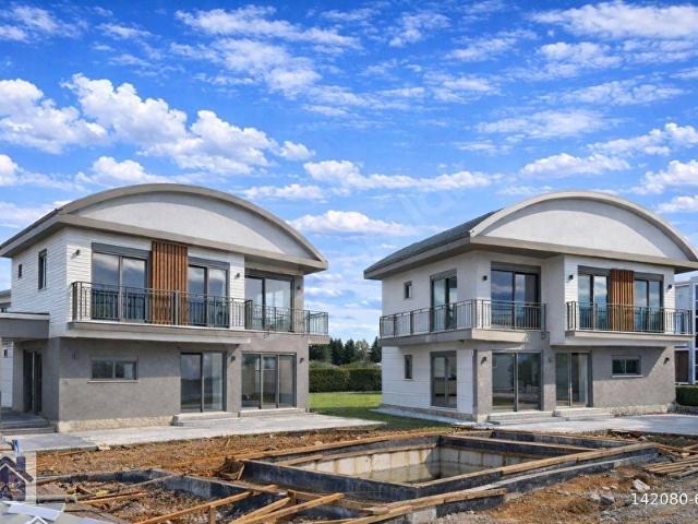 Boğazkentte Sıfır Tribleks Villa 345 m Arsa İçinde 4+1