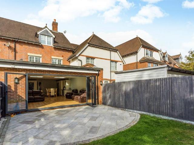Bond Close, Iver Heath SL0 5 bed townhouse to rent £3,225 pcm £744 pw