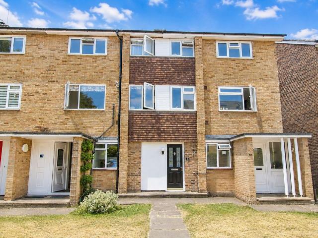 Bond Gardens, Wallington SM6, 2 bed maisonette to rent, £1,700 pcm | PrimeLocation