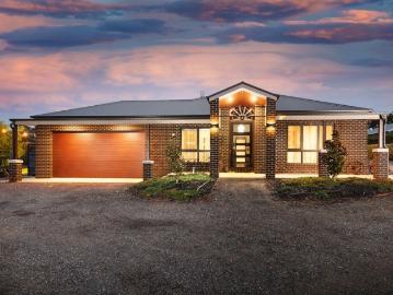 BONEGILLA Luxury Family Entertainer on 4,394m² with Pool & 5 Bay Shed