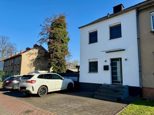 Bönen: Kernsaniertes Zechen Eckhaus mit großem Garten und riesigem Carport!