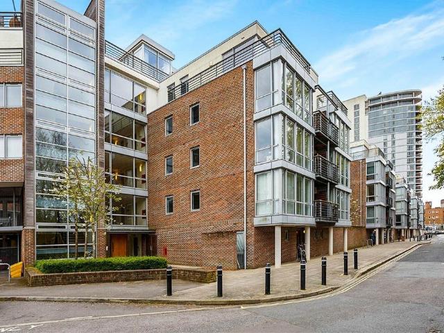 Bonfire Corner, Portsmouth PO1 2 bed flat to rent £1,500 pcm £346 pw