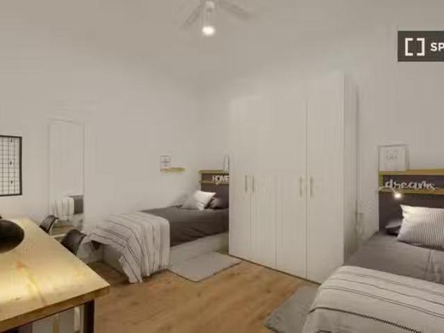 Encantador Cama en habitación compartida en piso de 7 habitaci.