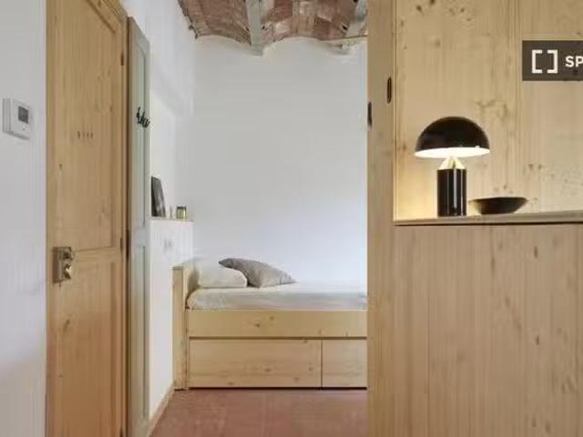 Único Cama en habitación compartida en piso de 7 habitaciones.