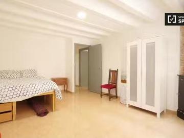 ¡Renta! Amplia habitación en un apartamento de 5 dormitorios e.