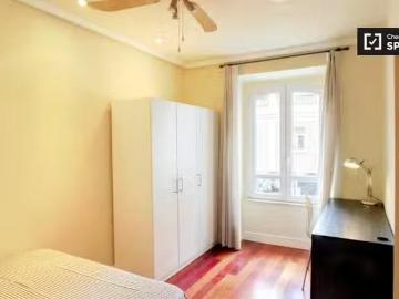 Barato Amplia habitación en un apartamento de 6 dormitorios en.