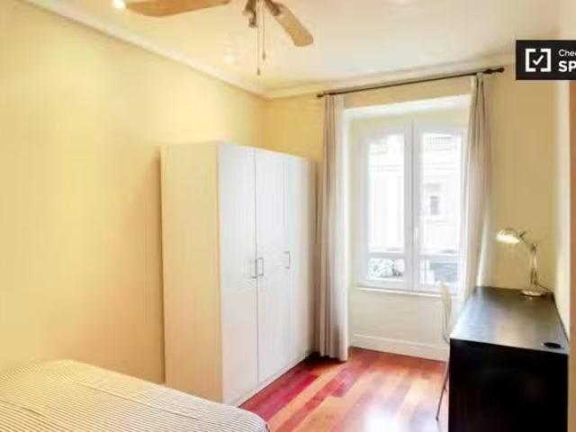 Único Amplia habitación en un apartamento de 6 dormitorios en.