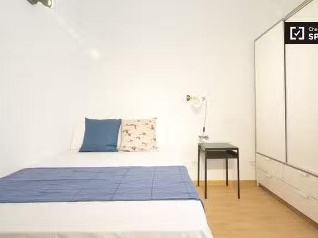 Único Acogedora habitación en un apartamento de 10 habitacione.