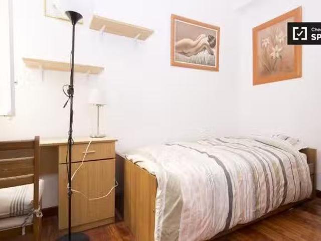 Nuevo Acogedora habitación en un apartamento de 4 dormitorios.