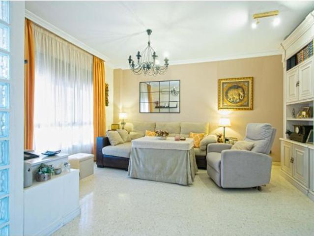 Bonito adosado con piscina comunitaria y garaje