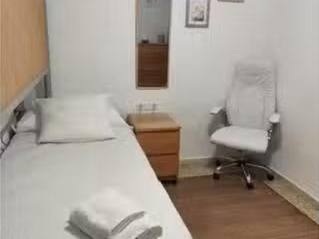 Nuevo Alquiler de habitaciones en piso de 3 habitaciones en Cá.