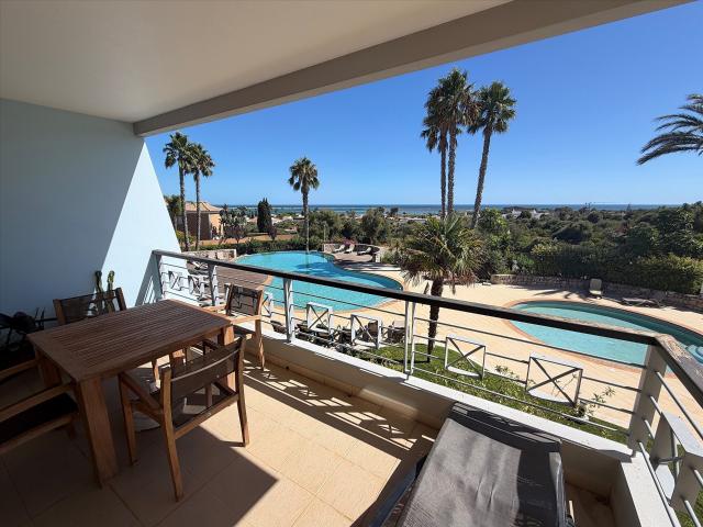Bonito Apartamento com Vista para a Baía de Alvor Situado no. 76m² Bensafrim e Barão de São João