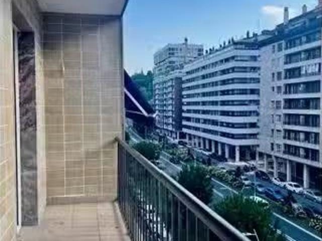 ¡Renta! Apartamento de 4 habitaciones en alquiler en Amara Ber.